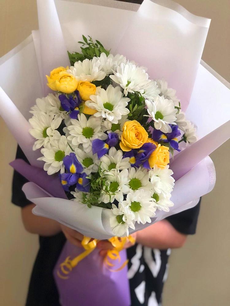 Букет цветов из: Ирисы, Хризантемы и Розы в Шатуре